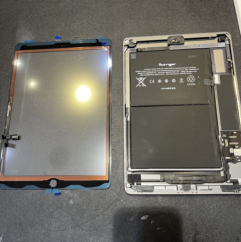 iPad第7世代を分解し、新しいタッチパネルと本体を並べた状態