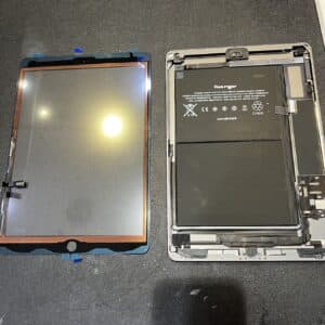iPad第7世代を分解し、新しいタッチパネルと本体を並べた状態