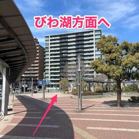駅の公園がある方向へ進みます。