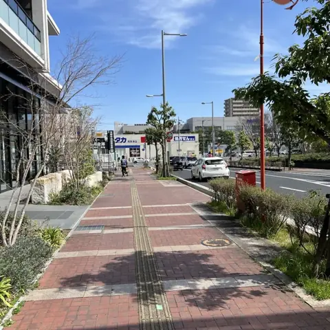 横断歩道をわたり右折すると前方にドラックユタが見えます。