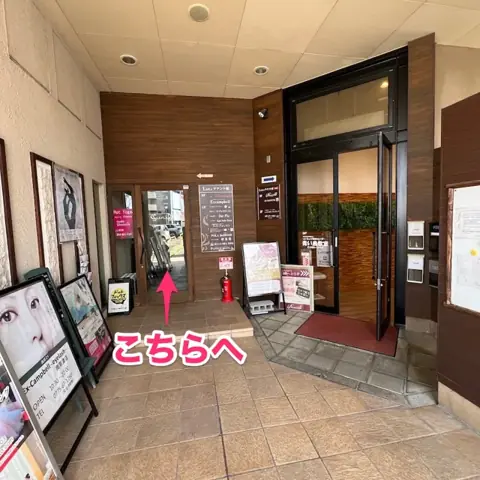 左側の扉へ入ってください。