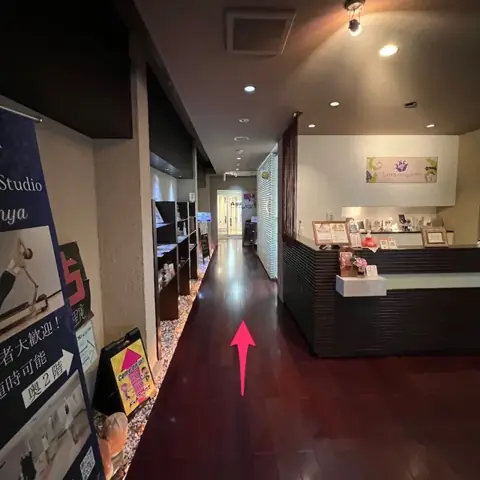 前方に美容室aguさんが見えます。その手前が当店です。