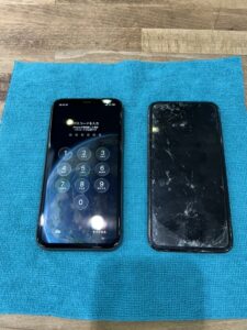 画面交換後のiPhone 11（左）と、割れた元の画面（右）